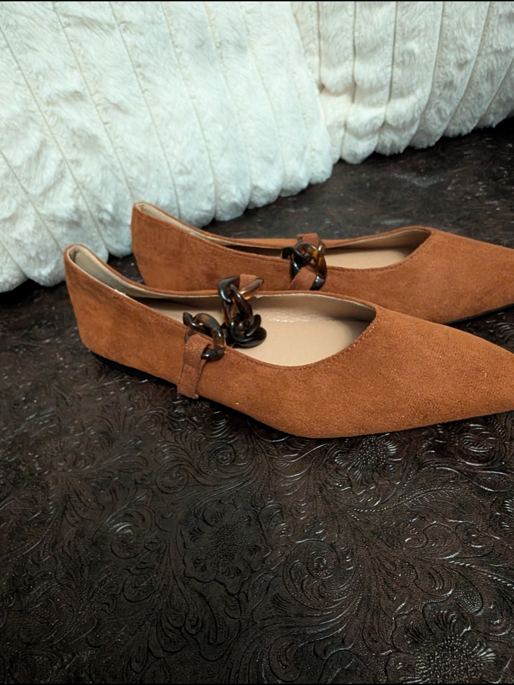 Source Unknown Tan Suede Pointed Toe Flats with Tortoiseshell Chain